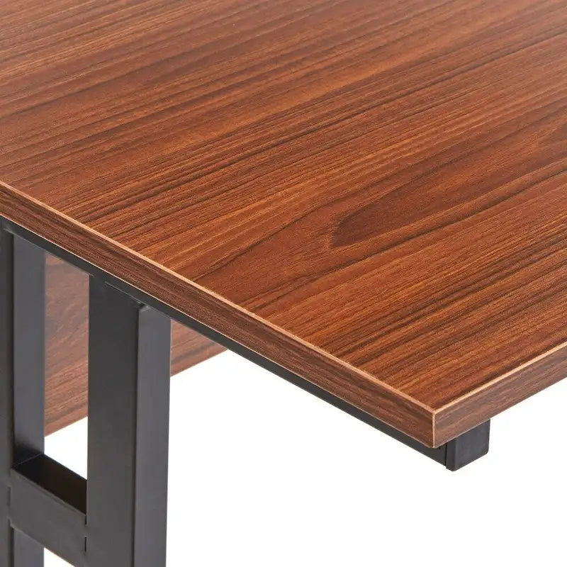 Bureau moderne pour le télétravail, avec pieds en métal et plateau en MDF stratifié