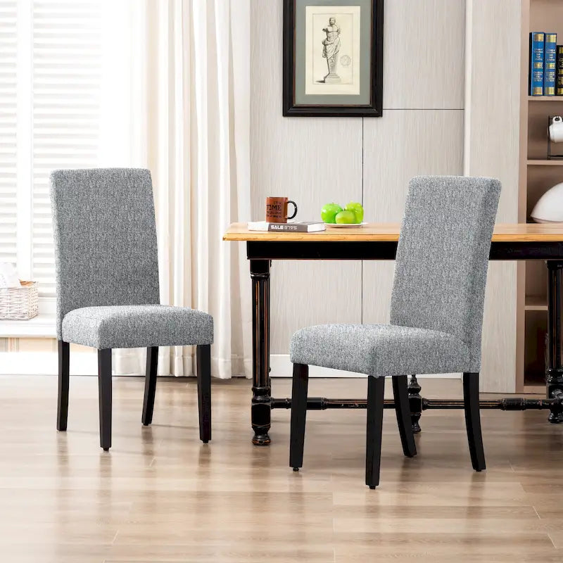 Silla de comedor tapizada en tela de lino con respaldo alto curvado
