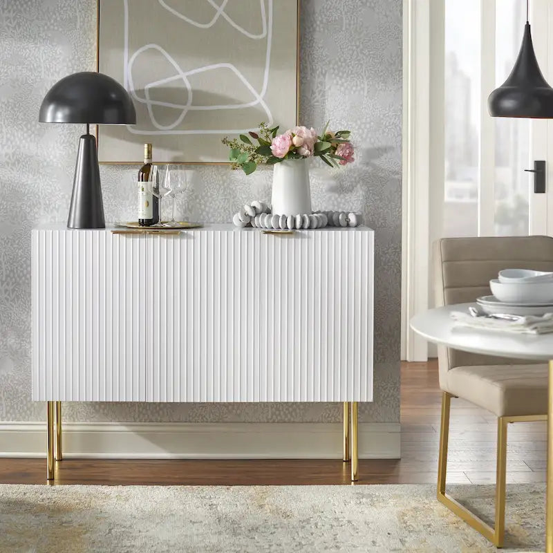 Serie di credenze/credenze da buffet con righe verticali e ripiani regolabili