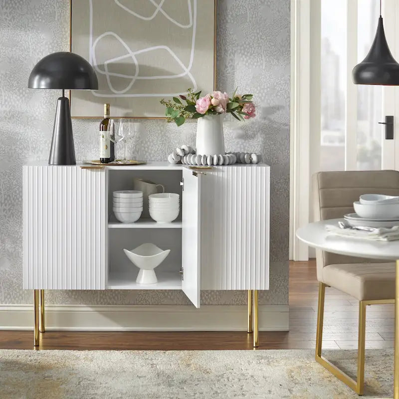 Serie di credenze/credenze da buffet con righe verticali e ripiani regolabili