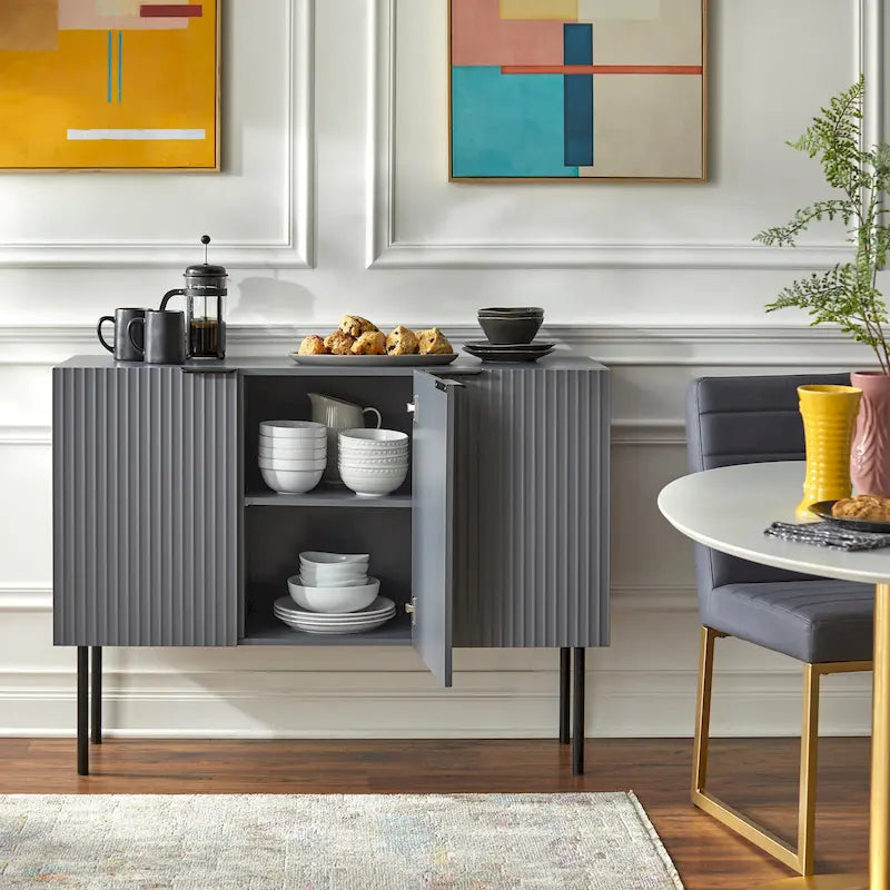 Serie di credenze/credenze da buffet con righe verticali e ripiani regolabili