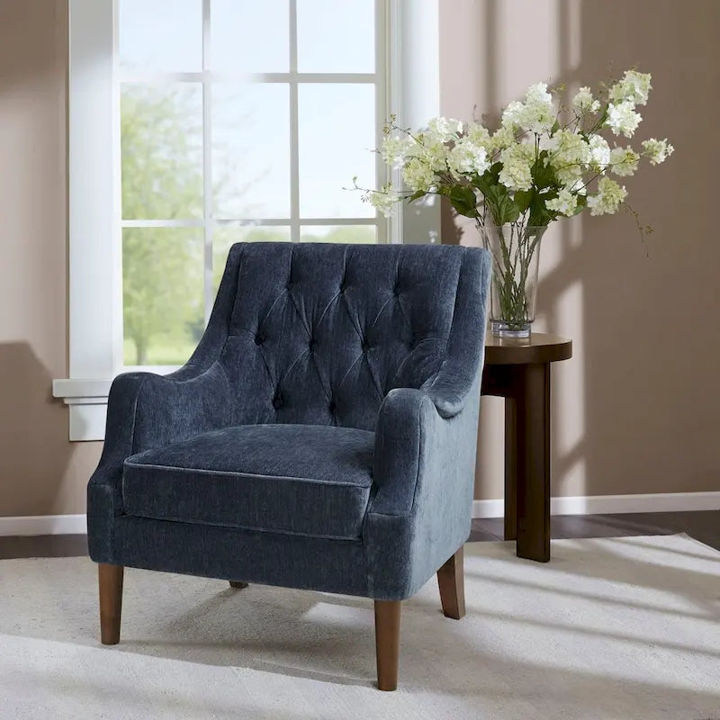 Sillón decorativo moderno con capitoné de botones, brazos redondos y patas de madera