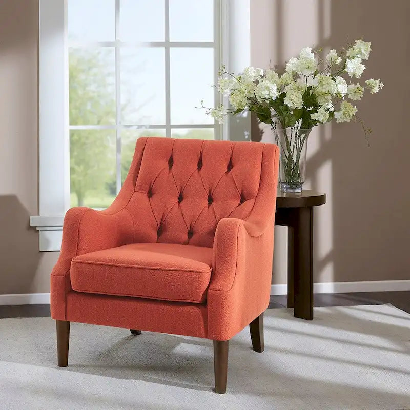 Sillón decorativo moderno con capitoné de botones, brazos redondos y patas de madera