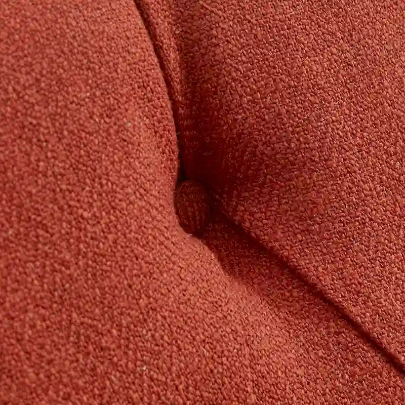 Sillón decorativo moderno con capitoné de botones, brazos redondos y patas de madera
