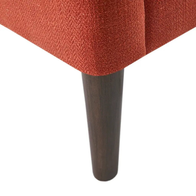 Sillón decorativo moderno con capitoné de botones, brazos redondos y patas de madera